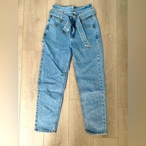 Guess Jeans. 80s style with belt. Light/medium wash size 25